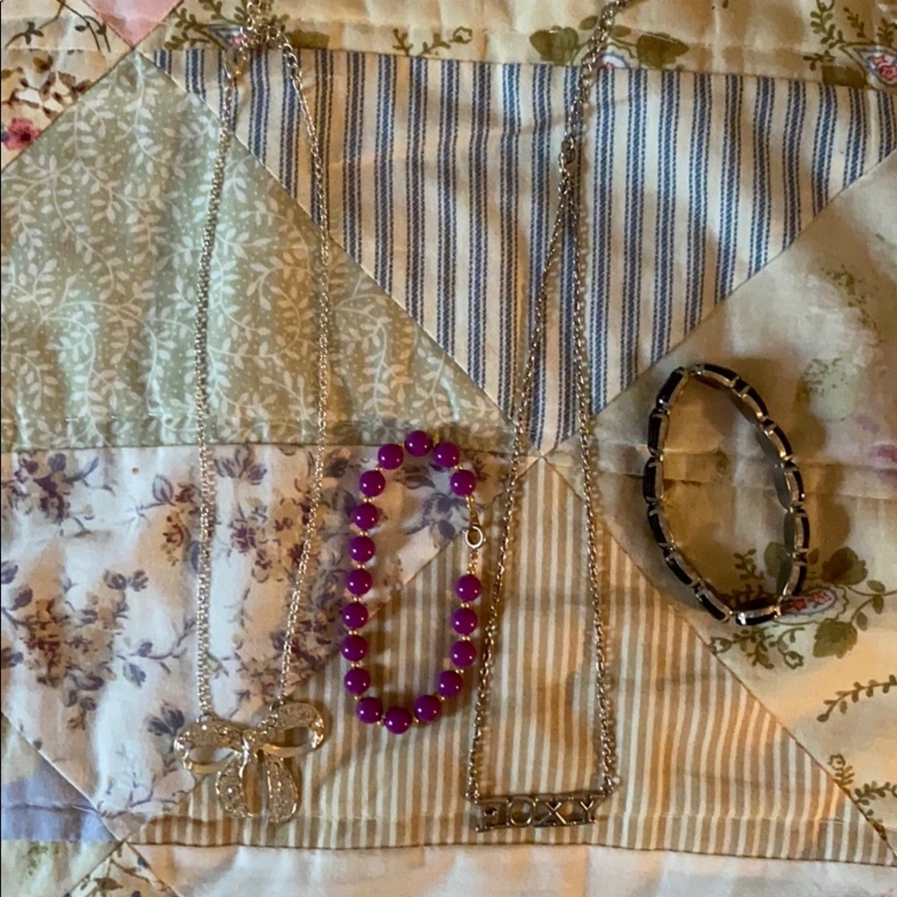 Women’s necklaces and bracelets